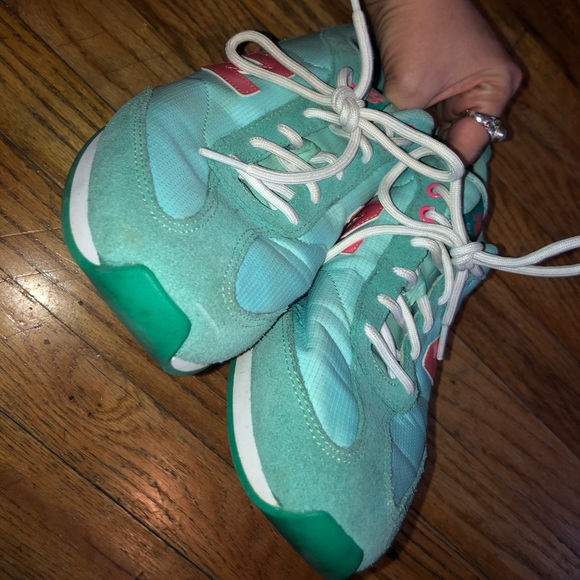 LIGHT BLUE & PINK WOMENS NEW BALANCES - Picture 4 of 4